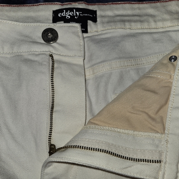 NWT Maurices Women's Distressed White Jeans with Raw Hem 20W - Picture 8 of 10